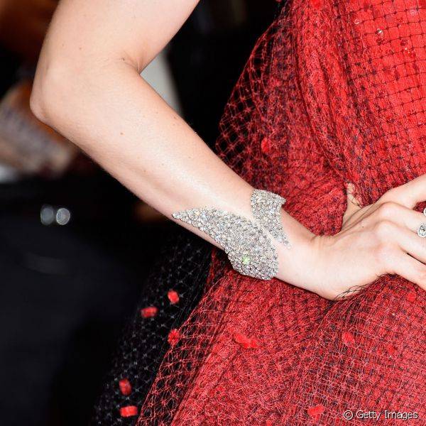 Bella Heatchcote preferiu unhas mais básicas para combinar com o vestido vermelho escolhido para o red carpet de Cannes